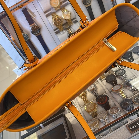 MICHAEL KORS Jet Set Large Printed Signature Logo Shoulder Tote Bag
POP ORANGE - Picture 9 of 16